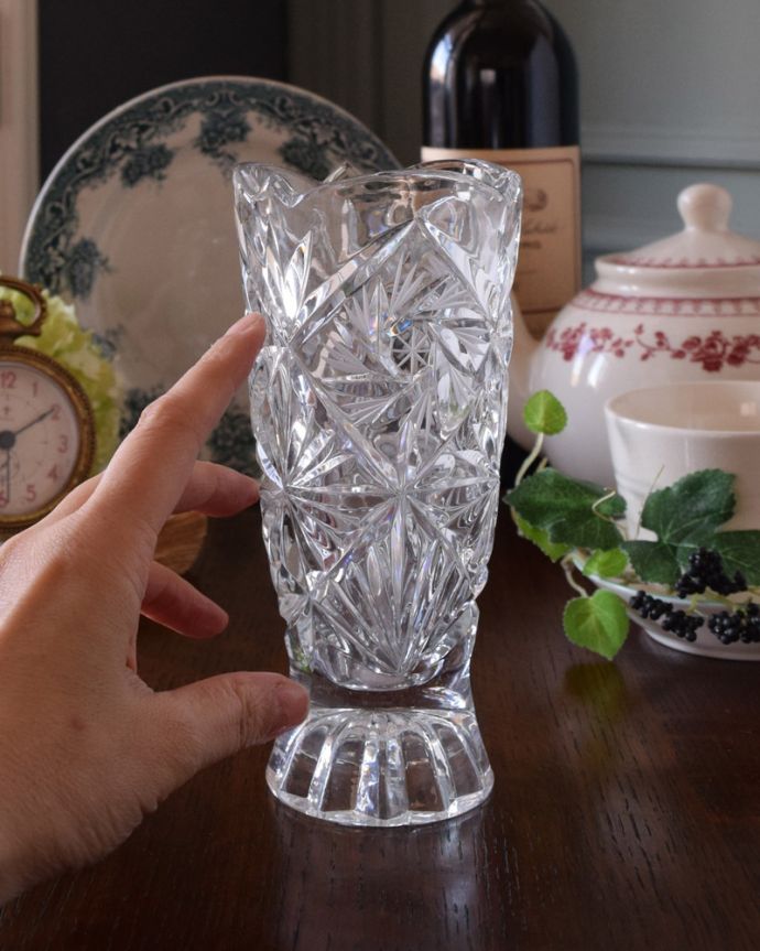 フラワーベース アンティーク雑貨 見とれてしまう程美しいアンティークガラスのフラワーベース(プレスドグラス)。使いやすいサイズで、置くだけで絵になる美しさです。(pg-3739)