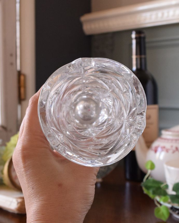 フラワーベース アンティーク雑貨 見とれてしまう程美しいアンティークガラスのフラワーベース(プレスドグラス)。上から見てるこんな感じです。(pg-3739)