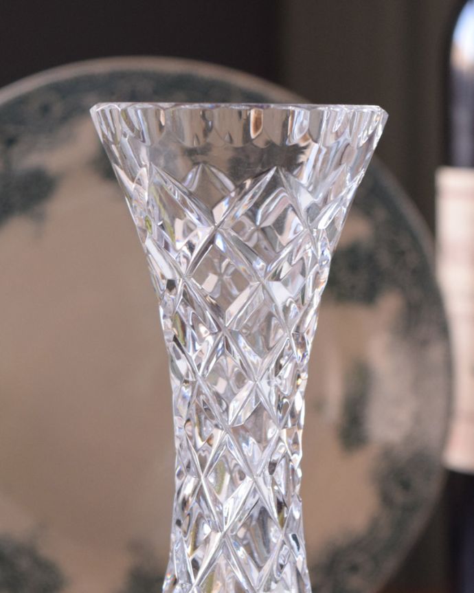 フラワーベース　アンティーク雑貨　ふんだんにカッティングが施された、美しいアンティークプレスドグラス（花器）。アンティークのため、多少の欠け・傷がある場合がありますが、使用上問題はありませんので、ご了承下さい。(pg-3742)