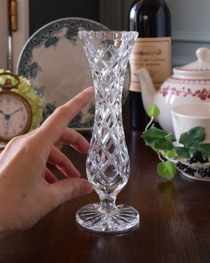 フラワーベース　アンティーク雑貨　ふんだんにカッティングが施された、美しいアンティークプレスドグラス（花器）。使いやすいサイズで、置くだけで絵になる美しさです。(pg-3742)