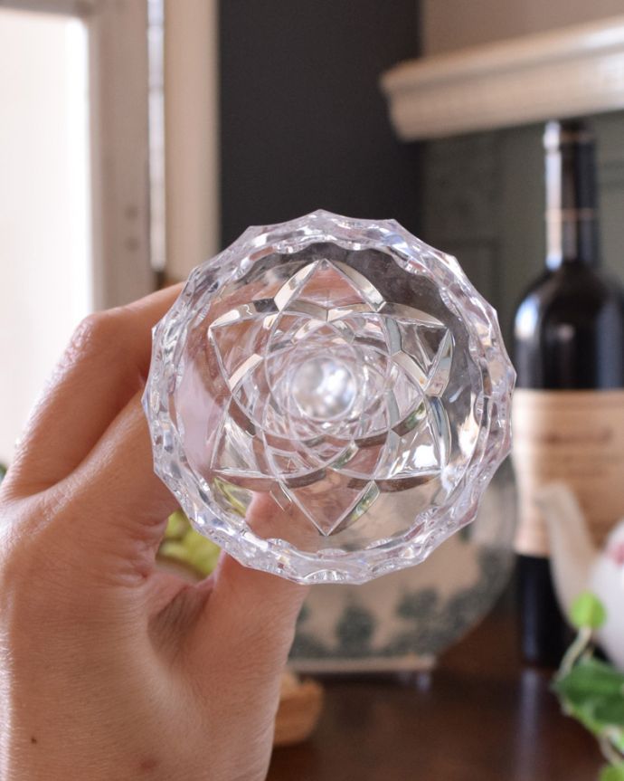 フラワーベース　アンティーク雑貨　ふんだんにカッティングが施された、美しいアンティークプレスドグラス（花器）。上から見ても可愛いデザインです。(pg-3742)