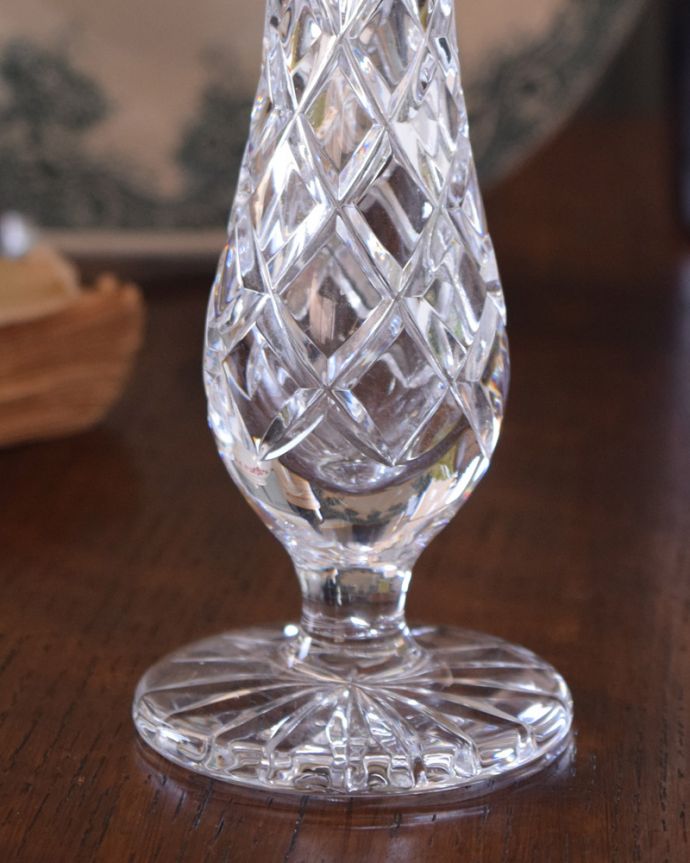 フラワーベース　アンティーク雑貨　ふんだんにカッティングが施された、美しいアンティークプレスドグラス（花器）。美しくしなやかなデザインです。(pg-3742)