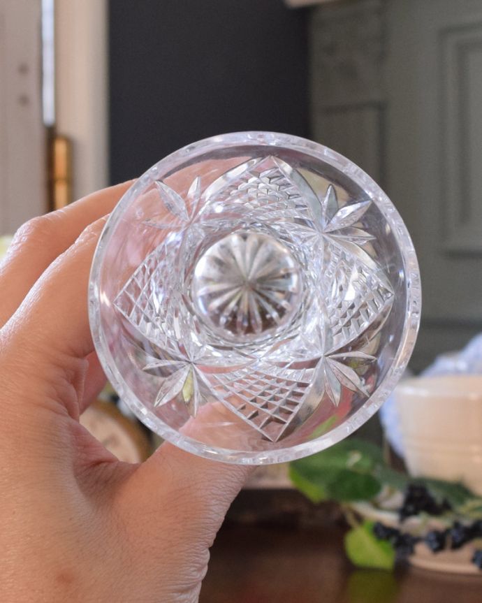 フラワーベース　アンティーク雑貨　繊細なカッティングが美しいプレスドグラス（アンティークガラスの花器）。上から見ても可愛いデザインです。(pg-3745)