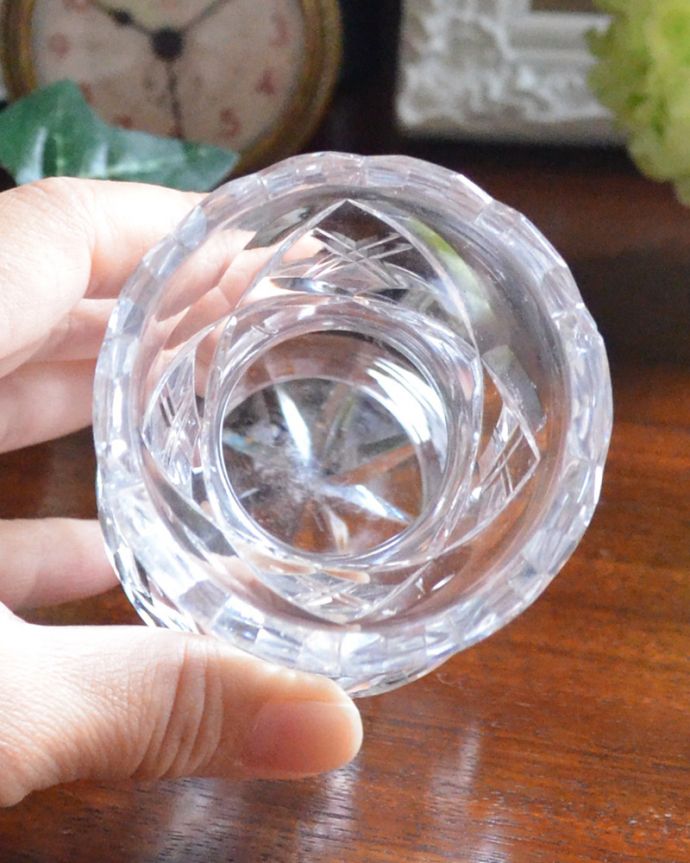 フラワーベース　アンティーク雑貨　キュートなシルエットのアンティークプレスドグラス（フラワーベース）。上から見ても可愛いデザインです。(pg-3747)