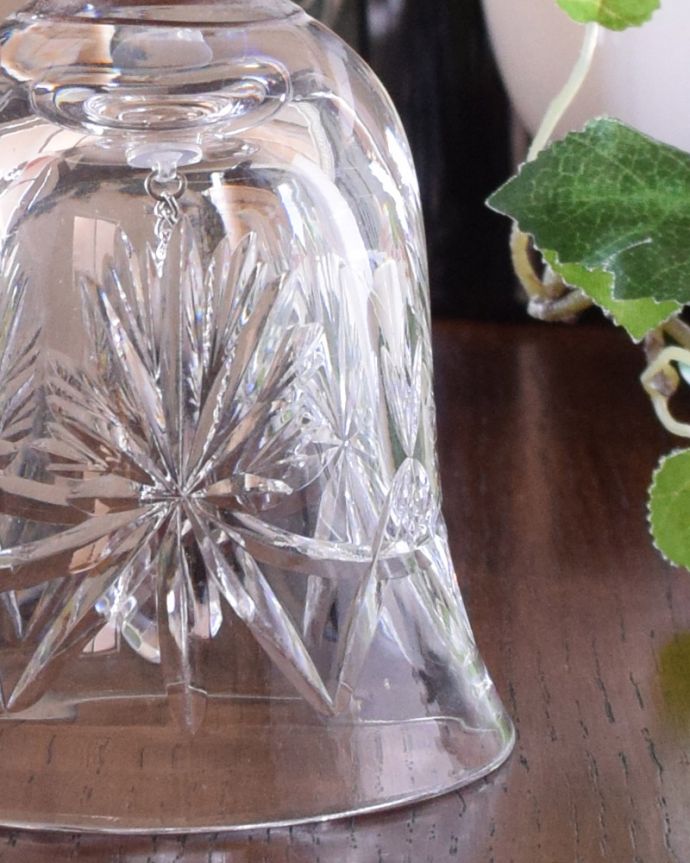 オブジェ、ベル　アンティーク雑貨　ハンドルのデザインが可愛い、アンティークプレスドグラス(ベル) 。アンティークのため、多少の欠け・傷がある場合がありますが、使用上問題はありませんので、ご了承下さい。(pg-3748)