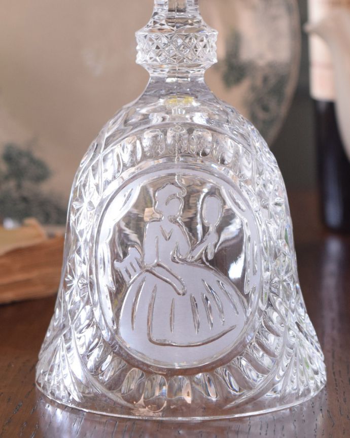 オブジェ、ベル　アンティーク雑貨　すりガラスの加工が珍しいアンティークプレスドグラス(ベル)。アンティークのため、多少の欠け・傷がある場合がありますが、使用上問題はありませんので、ご了承下さい。(pg-3755)