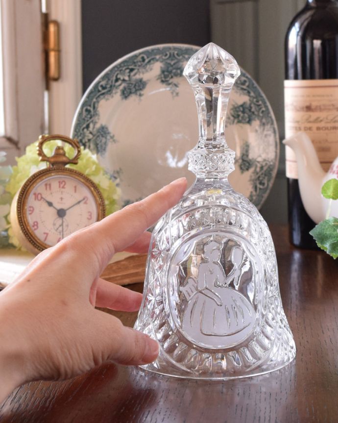 オブジェ、ベル　アンティーク雑貨　すりガラスの加工が珍しいアンティークプレスドグラス(ベル)。お部屋のどこに置いても素敵なインテリアになります。(pg-3755)