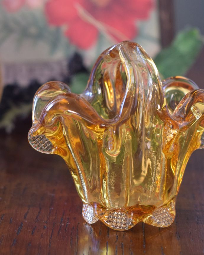 デザートグラス、ボウル(器) アンティーク雑貨 小さな小さなサイズが可愛いガラスバスケット、アンバーカラーのプレスドグラス。アンティークのため、多少の欠け・傷がある場合がありますが、使用上問題はありませんので、ご了承下さい。(pg-3760)