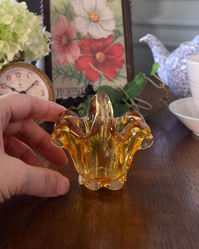デザートグラス、ボウル(器) アンティーク雑貨 小さな小さなサイズが可愛いガラスバスケット、アンバーカラーのプレスドグラス。光が当たるとキラキラ輝きます。(pg-3760)
