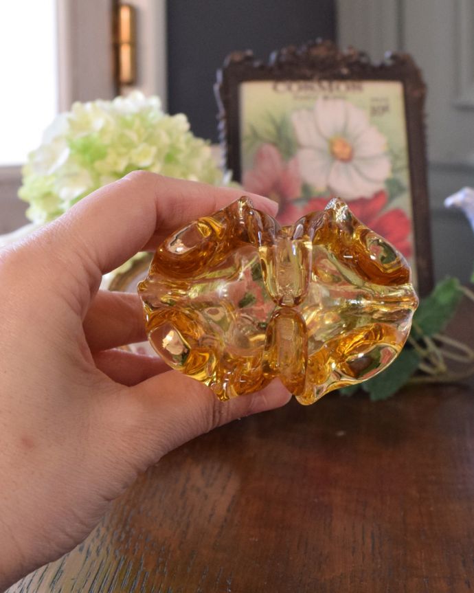 デザートグラス、ボウル(器) アンティーク雑貨 小さな小さなサイズが可愛いガラスバスケット、アンバーカラーのプレスドグラス。上から見るとこんな感じです。(pg-3760)