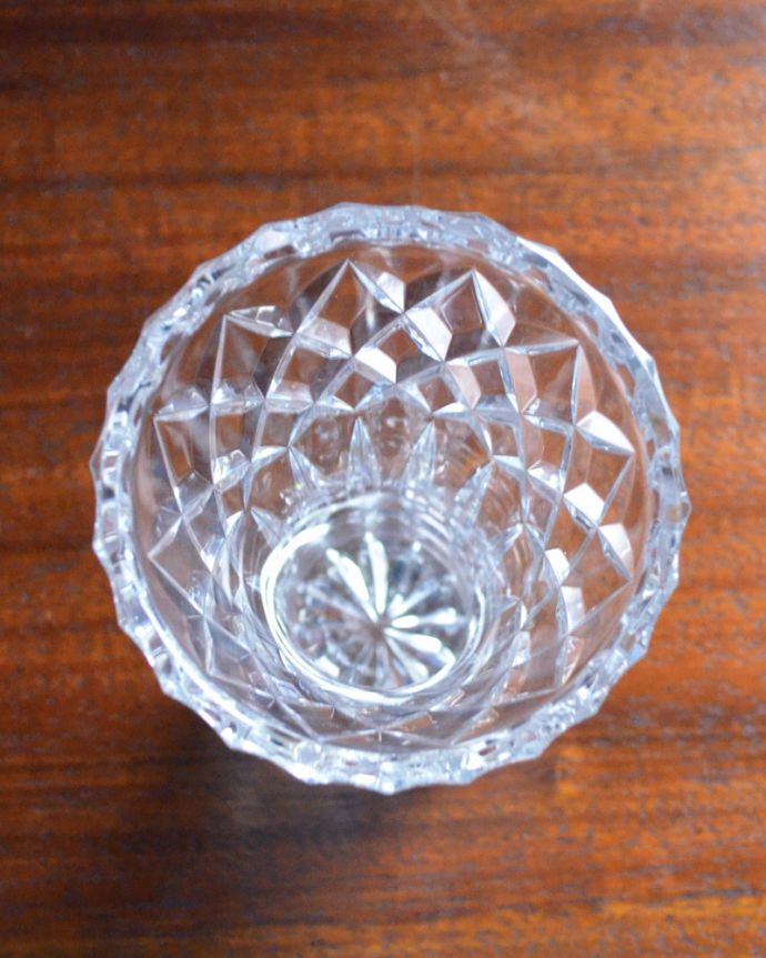 フラワーベース　アンティーク雑貨　輝くダイヤカットが美しい・・・アンティークプレスドグラス（花器）。上から見ても美しくカッティングされています。(pg-3763)