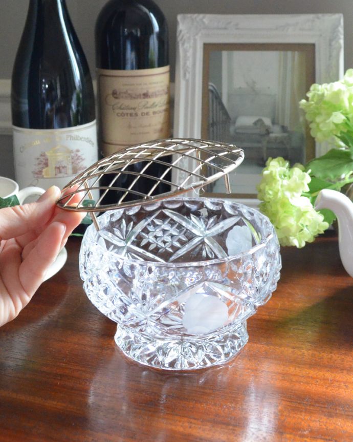 フラワーベース　アンティーク雑貨　お花のデザインも美しいフラワーベース（花留め付き花器）アンティークプレスドグラス 。お花を素敵に魅せてくれます。(pg-3768)