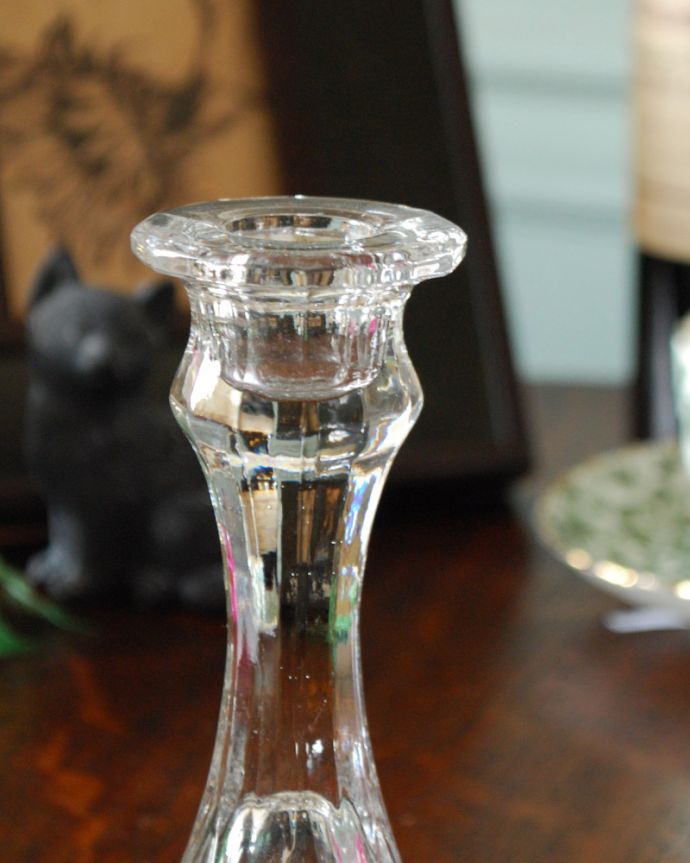 オブジェ、ベル　アンティーク雑貨　アンティークのプレスドグラス、和のインテリアにも合うカッティングが美しいキャンドルスタンドセット。アンティークのため、多少の欠け・傷がある場合がありますが、使用上問題はありませんので、ご了承下さい。(pg-3772)