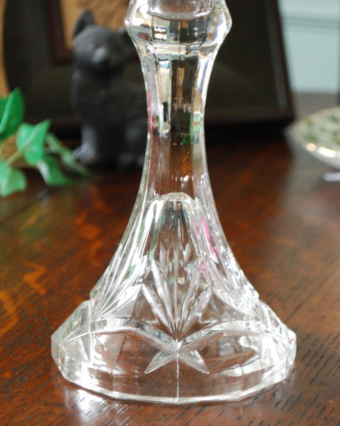 オブジェ、ベル　アンティーク雑貨　アンティークのプレスドグラス、和のインテリアにも合うカッティングが美しいキャンドルスタンドセット。脚もとのカッティングもキレイです。(pg-3772)