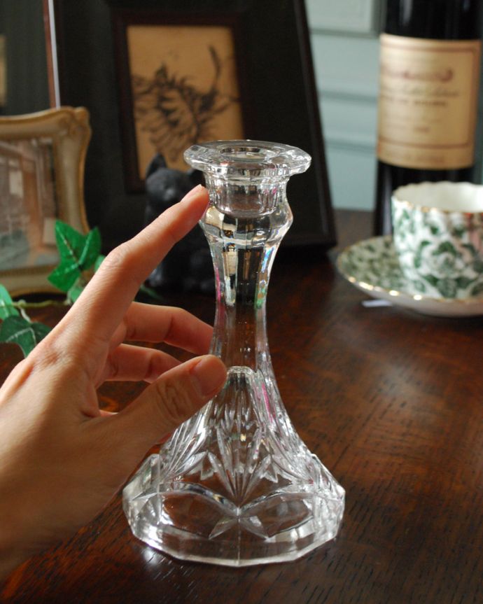 オブジェ、ベル　アンティーク雑貨　アンティークのプレスドグラス、和のインテリアにも合うカッティングが美しいキャンドルスタンドセット。２つセットでお届けします。(pg-3772)