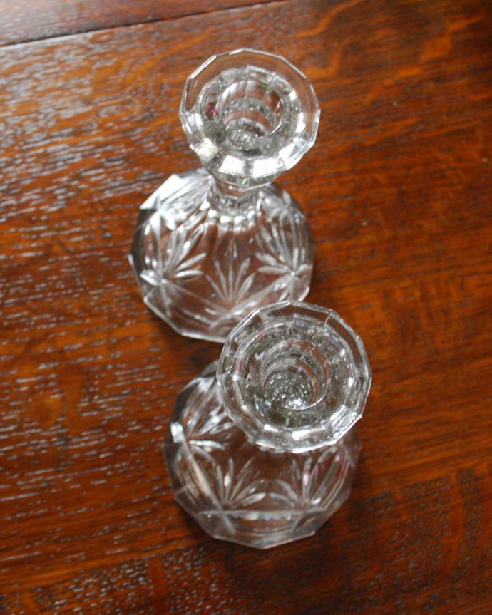 オブジェ、ベル　アンティーク雑貨　アンティークのプレスドグラス、和のインテリアにも合うカッティングが美しいキャンドルスタンドセット。上から見るとこんな感じです。(pg-3772)