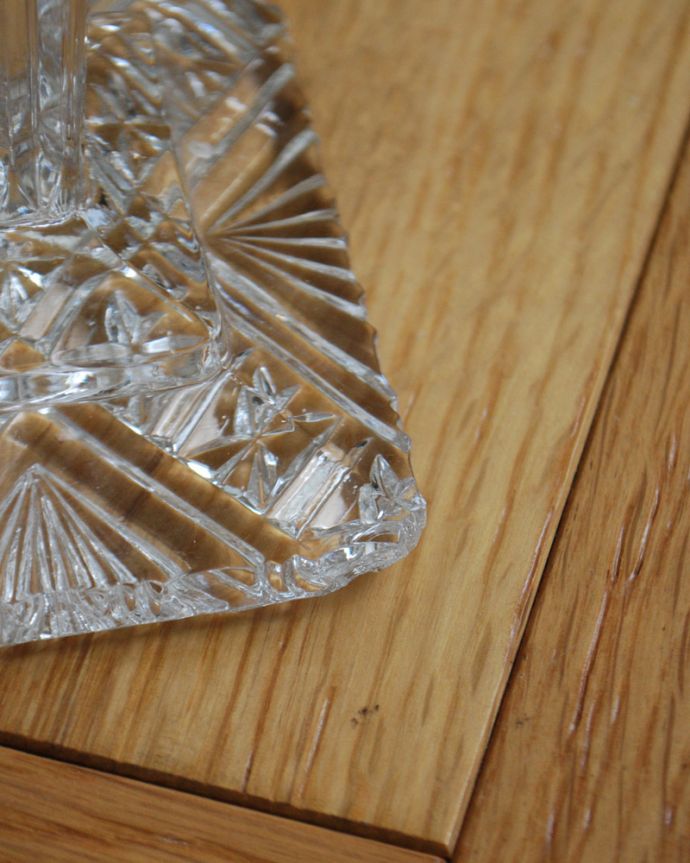 アンティーク 雑貨のガラス小物 アンティーク雑貨 ゴージャスなカッティングが存在感たっぷり、アンティークキャンドルスタンド(プレスドグラス)。アンティークのため、多少の欠け・傷がある場合がありますが、使用上問題はありませんので、ご了承下さい。(pg-3789)