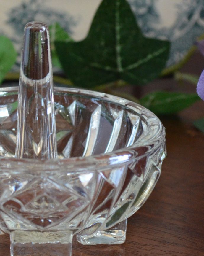 アンティーク 雑貨のガラス小物　アンティーク雑貨　たっぷり入る深めのトレーが付いたリングスタンド、アンティークプレスドグラス。アンティークのため、多少の欠け・傷がある場合がありますが、使用上問題はありませんので、ご了承下さい。(pg-3794)