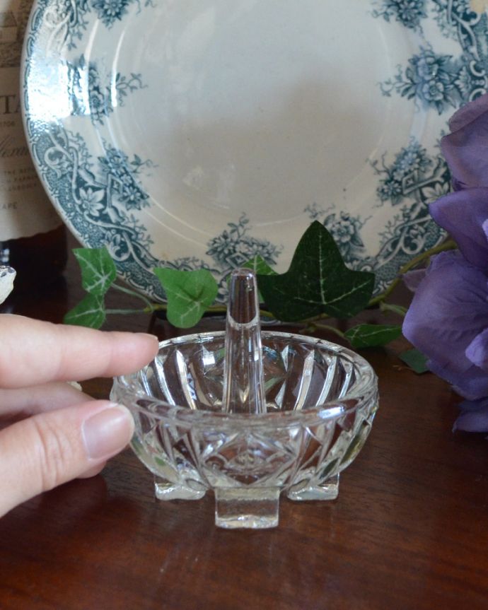 アンティーク 雑貨のガラス小物　アンティーク雑貨　たっぷり入る深めのトレーが付いたリングスタンド、アンティークプレスドグラス。ガラスでできたリングスタンド。(pg-3794)