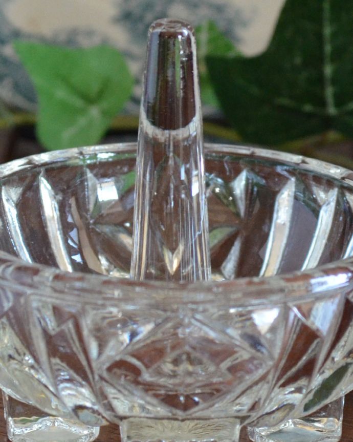 アンティーク 雑貨のガラス小物　アンティーク雑貨　たっぷり入る深めのトレーが付いたリングスタンド、アンティークプレスドグラス。カッティングが光に当たるごとにキラキラと美しく輝きます。(pg-3794)