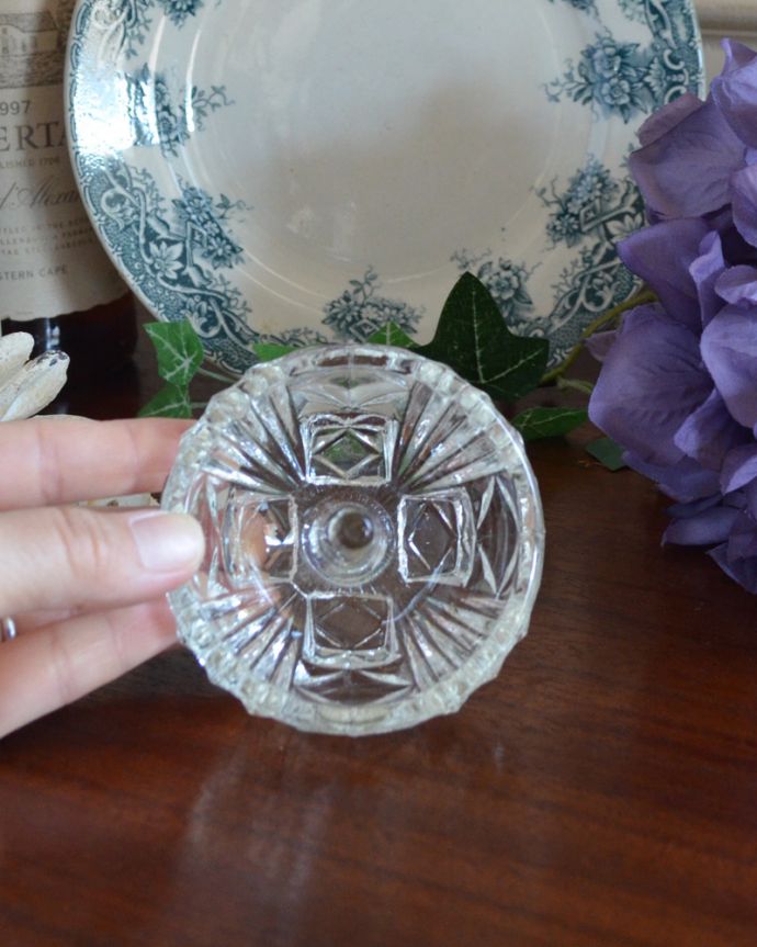 アンティーク 雑貨のガラス小物　アンティーク雑貨　たっぷり入る深めのトレーが付いたリングスタンド、アンティークプレスドグラス。底にもたっぷり模様があります。(pg-3794)