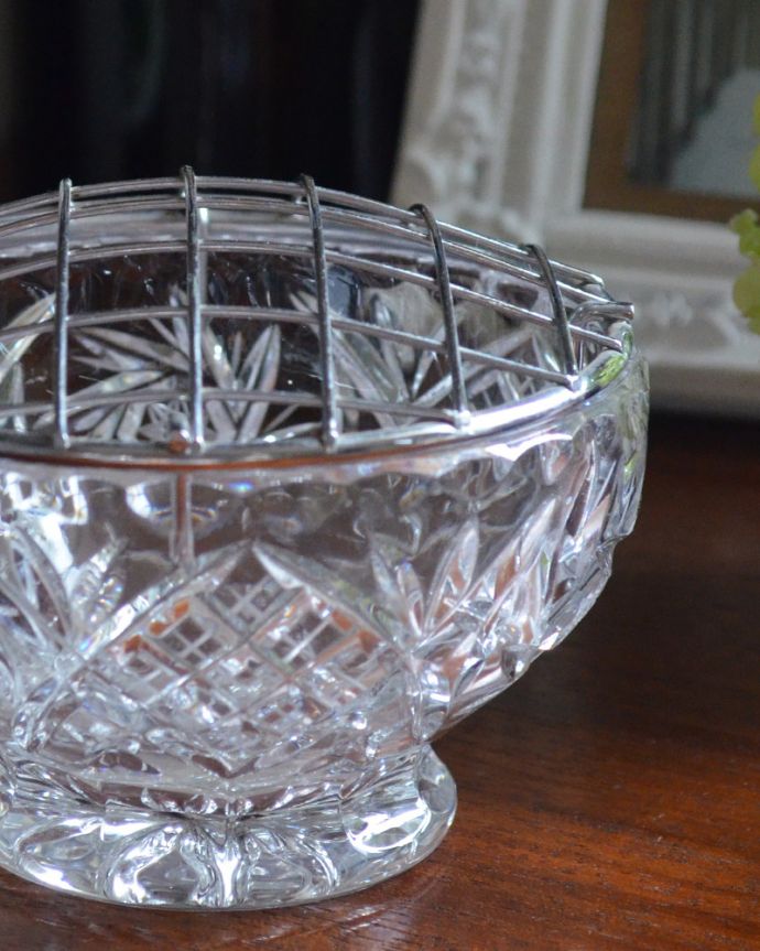 フラワーベース　アンティーク雑貨　花留め付きのガラスボール（花器）アンティークプレスドグラス。誰でも簡単にフラワーアレンジメントが楽しめます。(pg-3799)