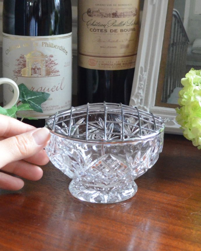 フラワーベース　アンティーク雑貨　花留め付きのガラスボール（花器）アンティークプレスドグラス。アンティークのため、多少の欠け・傷がある場合がありますが、使用上問題はありませんので、ご了承下さい。(pg-3799)