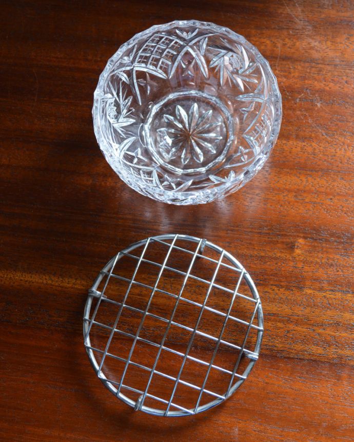 フラワーベース　アンティーク雑貨　花留め付きのガラスボール（花器）アンティークプレスドグラス。蓋は簡単に外れます。(pg-3799)