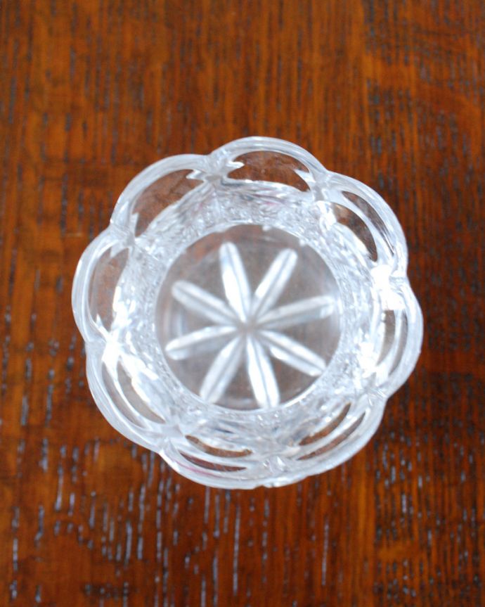 フラワーベース アンティーク雑貨 ふんわりしたシルエットが可愛いアンティークプレスドグラス(花器)。上から見ても可愛いデザインです。(pg-3803)