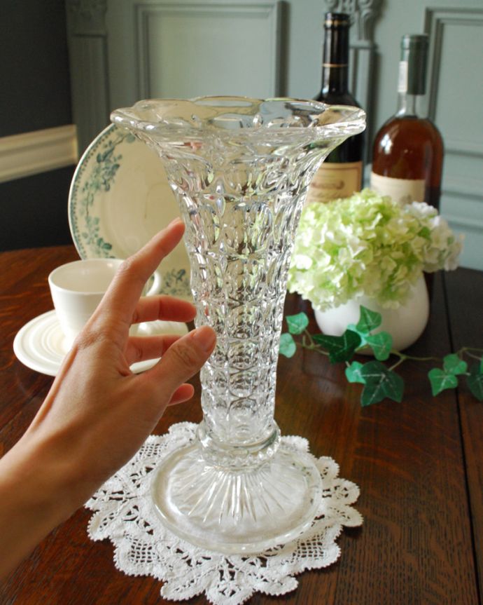 アンティーク 雑貨のガラス小物 アンティーク雑貨 水玉模様がたっぷりデザインされたアンティークプレスドグラス(フラワーベース)。繊細なカッティングが光に反射してキラキラ輝きます。(pg-3816)