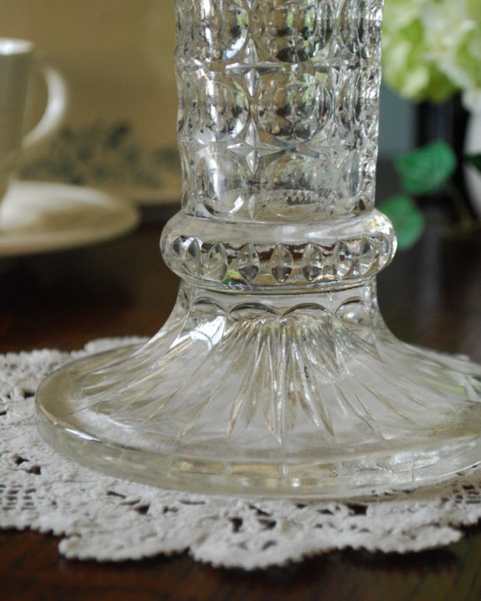 アンティーク 雑貨のガラス小物 アンティーク雑貨 水玉模様がたっぷりデザインされたアンティークプレスドグラス(フラワーベース)。土台も安定感があります。(pg-3816)