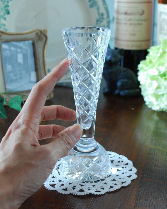 フラワーベース　アンティーク雑貨　1輪のお花と共に輝くフラワーベース、ダイヤカットがキレイなアンティークプレスドグラス 。キッチンや洗面台、トイレなどの小さなスペースや窓枠の上でお花と共に輝きます。(pg-3818)