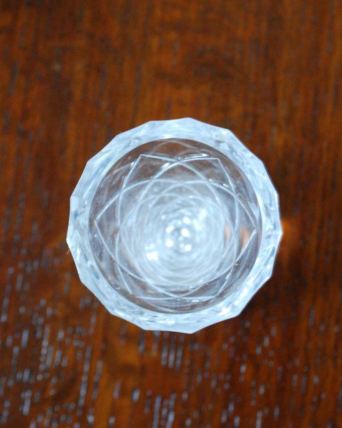 フラワーベース　アンティーク雑貨　1輪のお花と共に輝くフラワーベース、ダイヤカットがキレイなアンティークプレスドグラス 。上から見てもキレイなデザインです。(pg-3818)