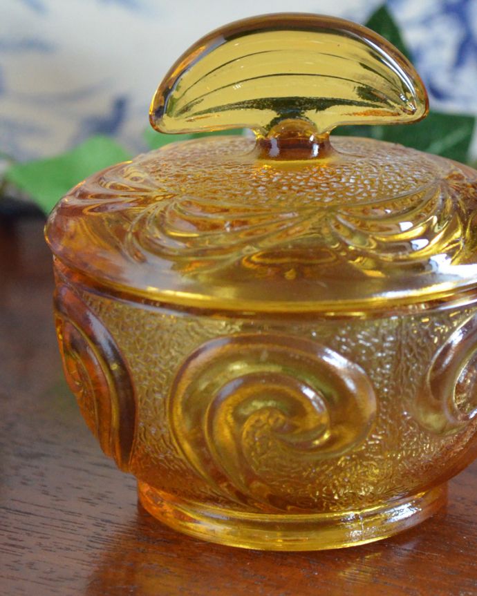 アンティーク 雑貨のガラス小物　アンティーク雑貨　アンバー色のフタ付きアンティークガラスケース、プレスドグラス。アンティークのため、多少の欠け・傷がある場合がありますが、使用上問題はありませんので、ご了承下さい。(pg-3823)