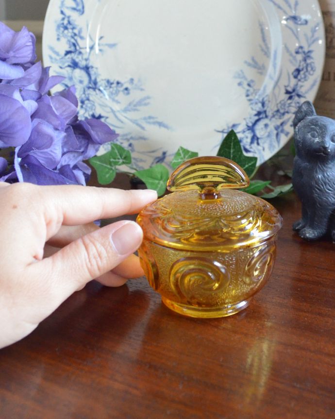 アンティーク 雑貨のガラス小物　アンティーク雑貨　アンバー色のフタ付きアンティークガラスケース、プレスドグラス。どこに置いても華やかなガラスのケースです。(pg-3823)