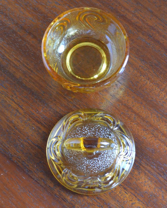 アンティーク 雑貨のガラス小物　アンティーク雑貨　アンバー色のフタ付きアンティークガラスケース、プレスドグラス。上から見るとこんな感じです。(pg-3823)