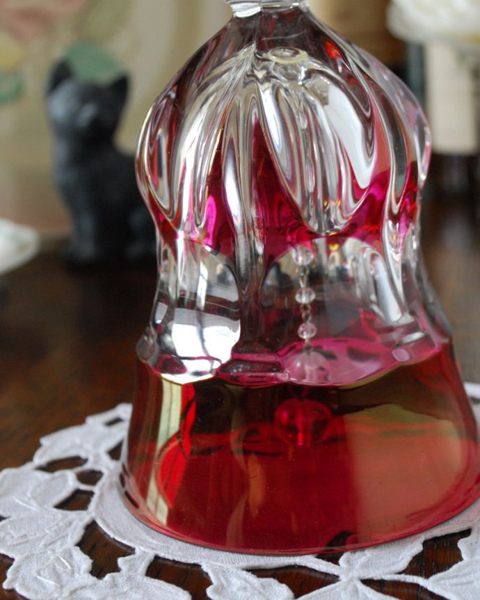 オブジェ、ベル　アンティーク雑貨　情熱的なガーネット×クリアガラスの２トーンカラーのベル、アンティークプレスドグラス。惹き込まれるほど美しいガーネットとクリアガラスの２トーンカラーです。(pg-3830)