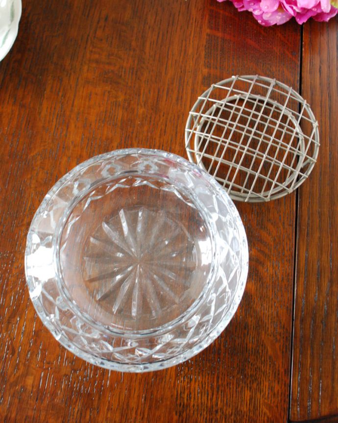 花留め付きのガラスボール（花器）アンティークプレスドグラス(pg-3833