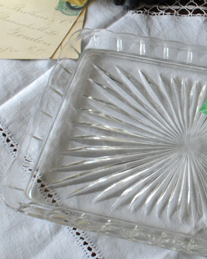 プレート、ケーキスタンド アンティーク雑貨 いつものダイニングが華やかになる、アンティークガラスのプレート(プレスドグラス)。アンティークのため、多少の欠け・傷がある場合がありますが、使用上問題はありませんので、ご了承下さい。(pg-3859)