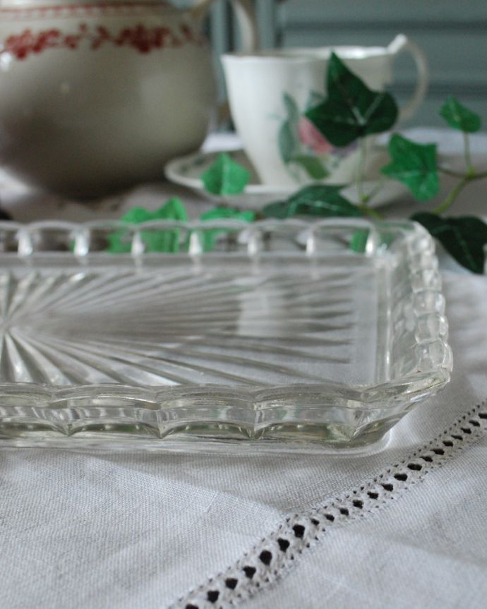 プレート、ケーキスタンド アンティーク雑貨 いつものダイニングが華やかになる、アンティークガラスのプレート(プレスドグラス)。アクセサリートレーやパンやお菓子のトレーなど使い方いろいろ。(pg-3859)