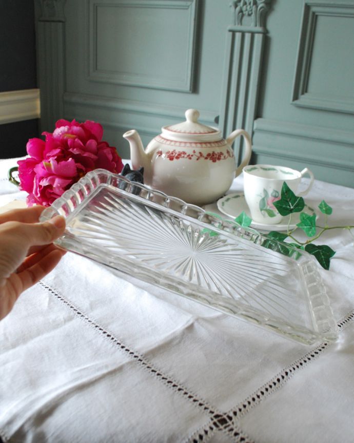 プレート、ケーキスタンド アンティーク雑貨 いつものダイニングが華やかになる、アンティークガラスのプレート(プレスドグラス)。爽やかなカッティングがインテリアのアクセントになります。(pg-3859)