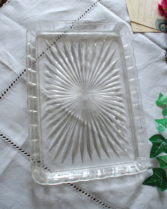 プレート、ケーキスタンド アンティーク雑貨 いつものダイニングが華やかになる、アンティークガラスのプレート(プレスドグラス)。上から見るとこんな感じです。(pg-3859)