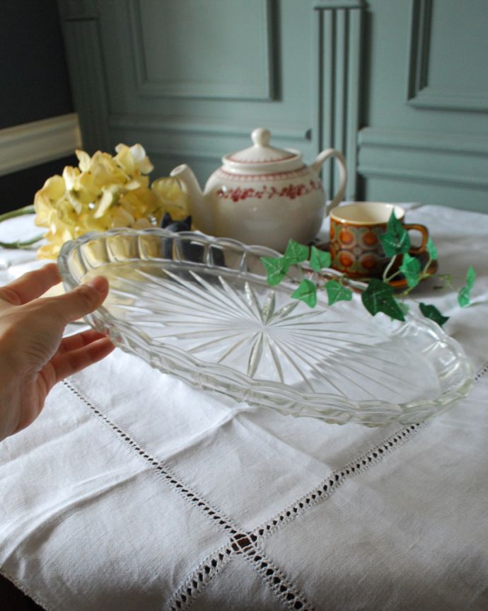 アンティーク 雑貨のガラス小物 アンティーク雑貨 縁どりのフリルカットが可愛い、アンティークプレスドグラスのガラストレー。爽やかなカッティングがインテリアのアクセントになります。(pg-3861)