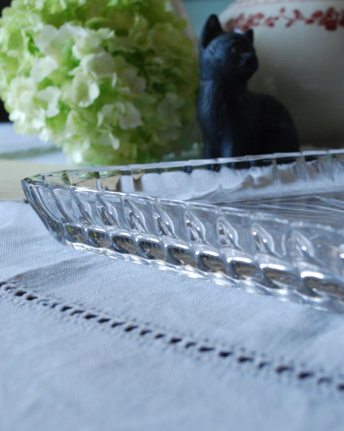 プレート、ケーキスタンド　アンティーク雑貨　ダイヤモチーフ×星のカッティングがキレイなアンティークプレスドグラス（トレー）。アンティークのため、多少の欠け・傷がある場合がありますが、使用上問題はありませんので、ご了承下さい。(pg-3867)