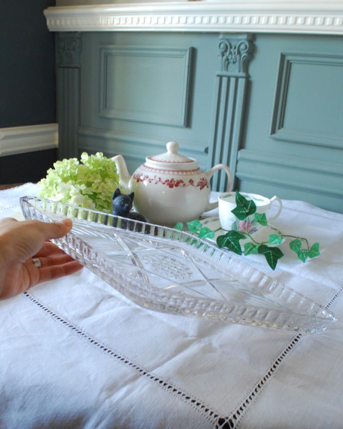 プレート、ケーキスタンド　アンティーク雑貨　ダイヤモチーフ×星のカッティングがキレイなアンティークプレスドグラス（トレー）。爽やかなカッティングがインテリアのアクセントになります。(pg-3867)