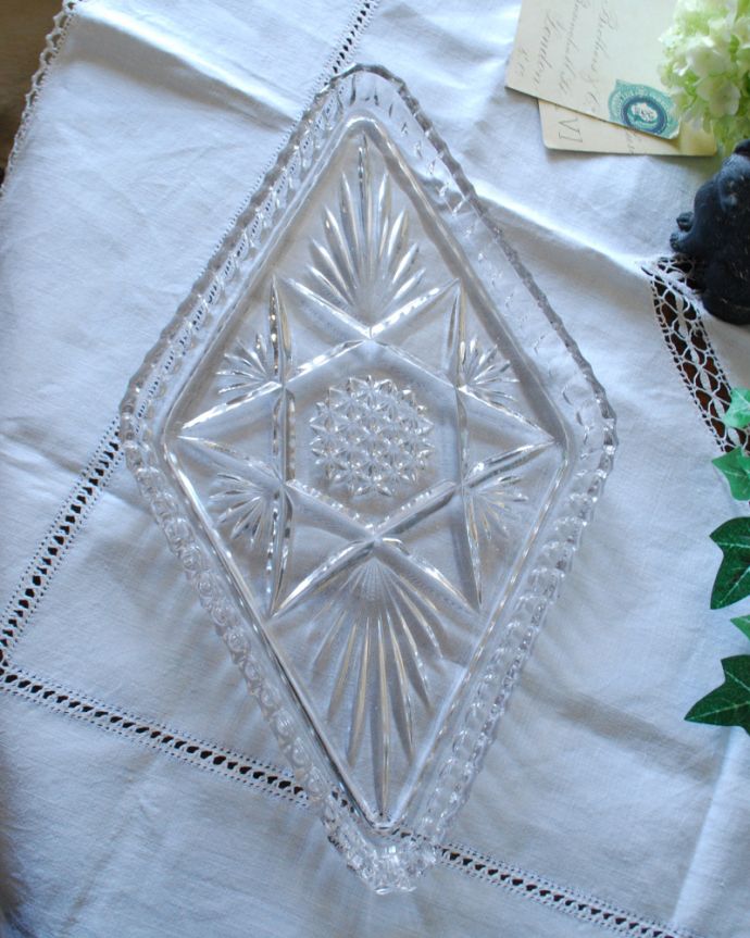 プレート、ケーキスタンド　アンティーク雑貨　ダイヤモチーフ×星のカッティングがキレイなアンティークプレスドグラス（トレー）。上から見るとこんな感じです。(pg-3867)