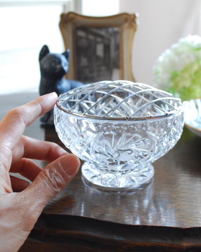 フラワーベース　アンティーク雑貨　花留め付きのアンティークプレスドグラス（花器）。お花を素敵に魅せてくれます。(pg-3880)