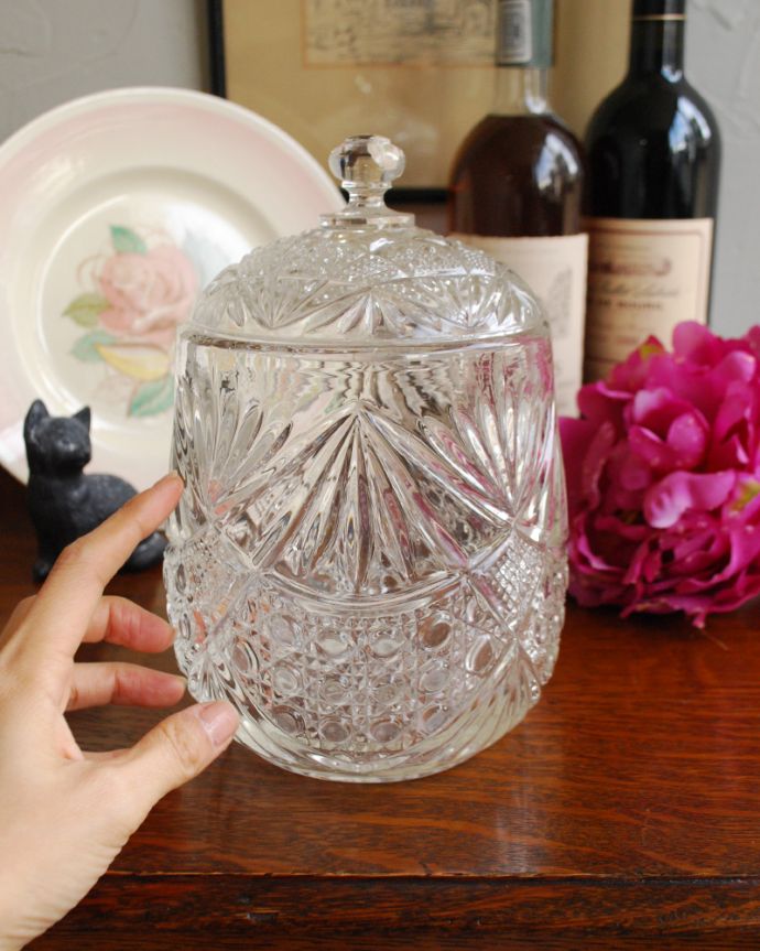 ふた付きケース、スパイスケース　アンティーク雑貨　ひときわ目を惹くフタ付きの大きなガラスケース（アンティークプレスドグラス）。どこに置いても華やかなガラスのケースです。(pg-3883)