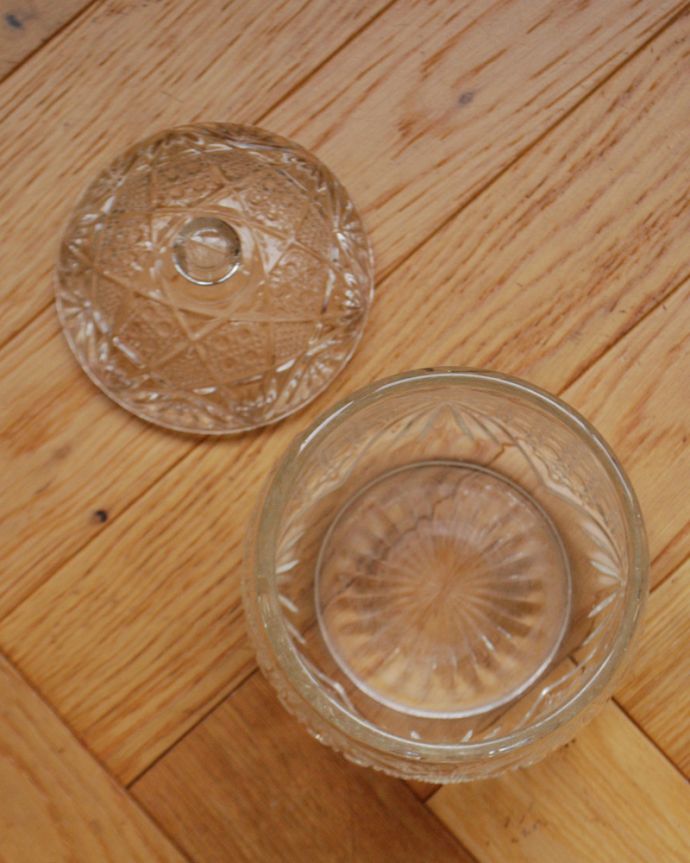 ふた付きケース、スパイスケース　アンティーク雑貨　ひときわ目を惹くフタ付きの大きなガラスケース（アンティークプレスドグラス）。たっぷり入るサイズです。(pg-3883)