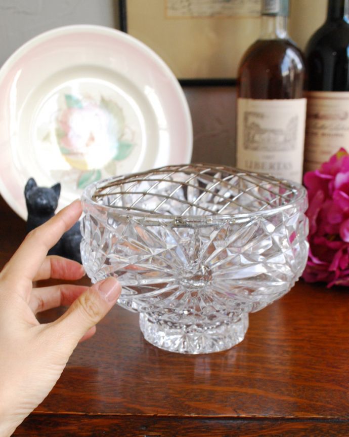 フラワーベース　アンティーク雑貨　優美なカッティングのフラワーベース（花留め付き花器）、アンティークプレスドグラス。お花を素敵に魅せてくれます。(pg-3885)